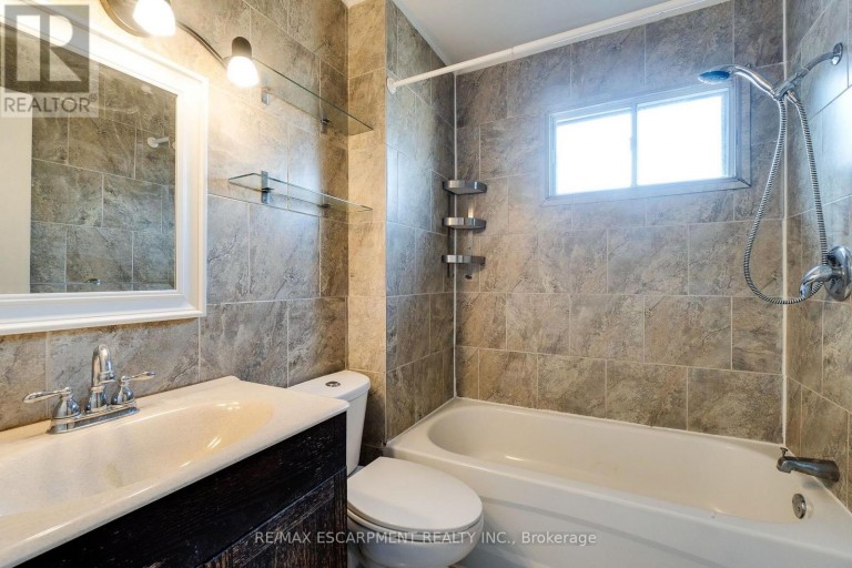 23 OAK AVENUE, Hamilton (Landsdale), Ontario, L8L5M7