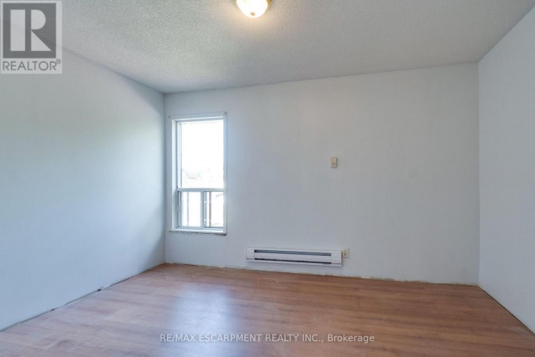 23 OAK AVENUE, Hamilton (Landsdale), Ontario, L8L5M7