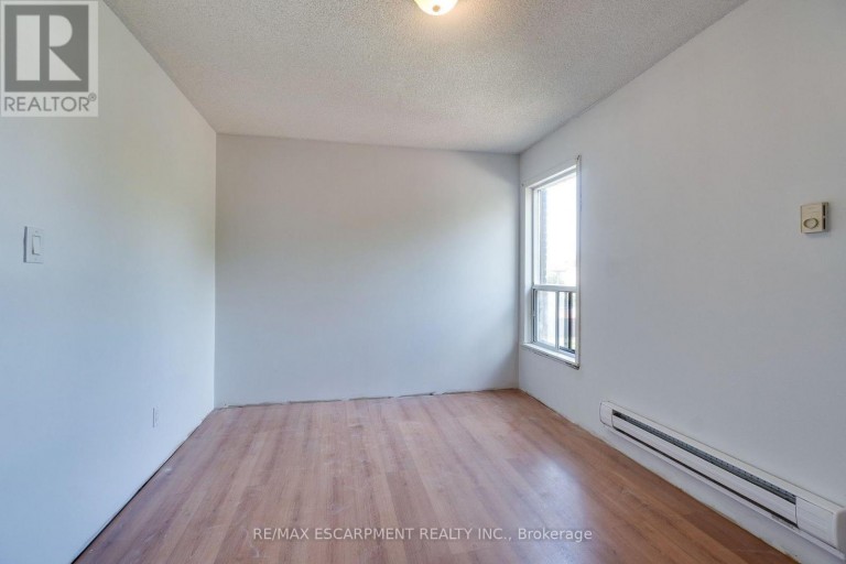23 OAK AVENUE, Hamilton (Landsdale), Ontario, L8L5M7