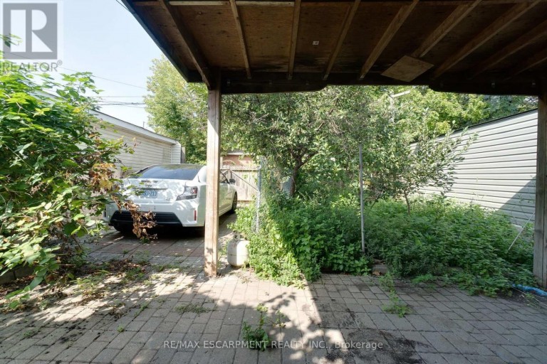 23 OAK AVENUE, Hamilton (Landsdale), Ontario, L8L5M7