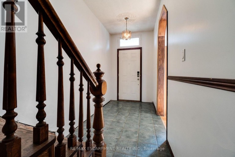 23 OAK AVENUE, Hamilton (Landsdale), Ontario, L8L5M7