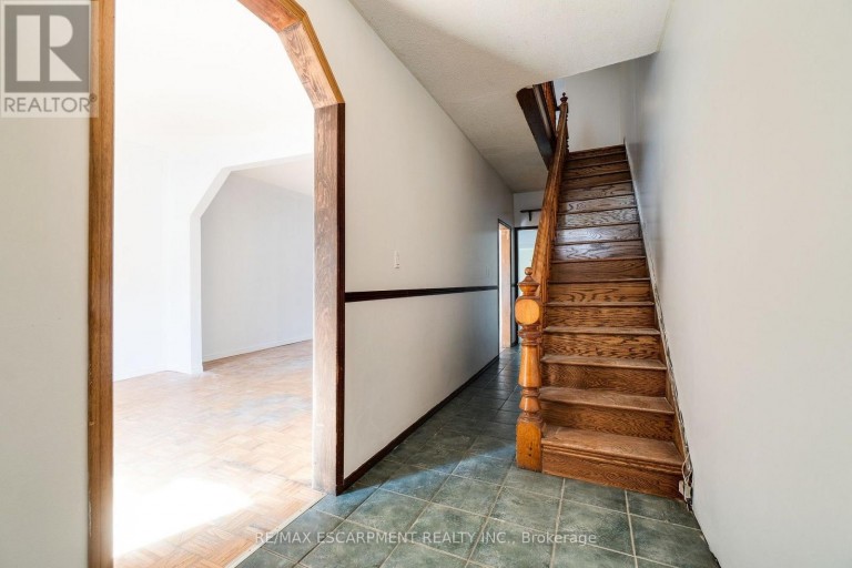 23 OAK AVENUE, Hamilton (Landsdale), Ontario, L8L5M7