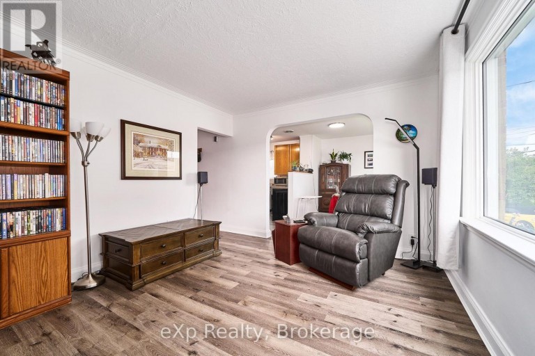 638 LAVAL COURT, Oshawa (Vanier), Ontario, L1J6X1