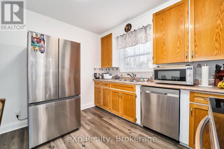 638 LAVAL COURT, Oshawa (Vanier), Ontario, L1J6X1