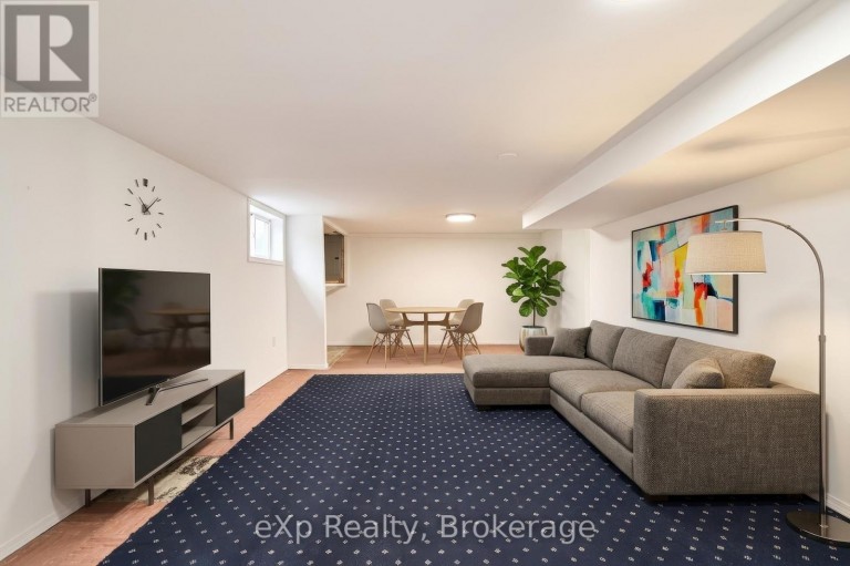 638 LAVAL COURT, Oshawa (Vanier), Ontario, L1J6X1