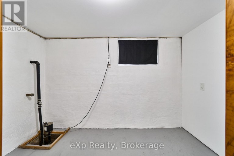 638 LAVAL COURT, Oshawa (Vanier), Ontario, L1J6X1