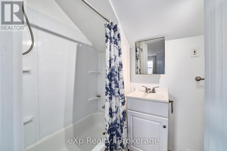 638 LAVAL COURT, Oshawa (Vanier), Ontario, L1J6X1