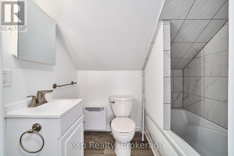 638 LAVAL COURT, Oshawa (Vanier), Ontario, L1J6X1