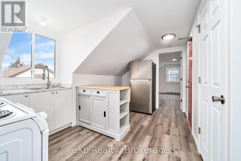 638 LAVAL COURT, Oshawa (Vanier), Ontario, L1J6X1