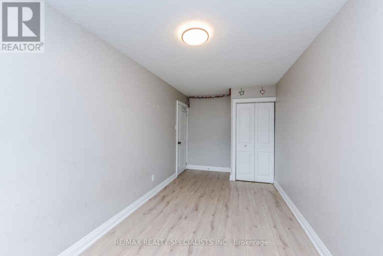 UPPER - 137 AVONDALE BOULEVARD, Brampton (Avondale), Ontario, L6T1H5
