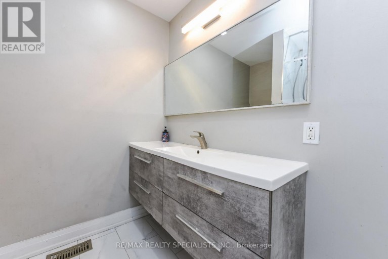 UPPER - 137 AVONDALE BOULEVARD, Brampton (Avondale), Ontario, L6T1H5