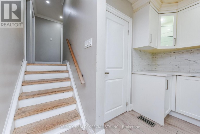UPPER - 137 AVONDALE BOULEVARD, Brampton (Avondale), Ontario, L6T1H5