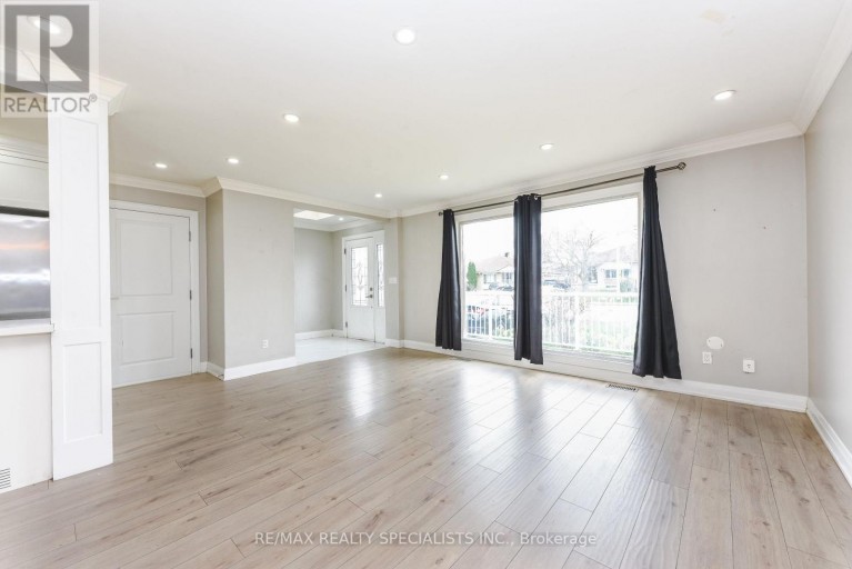 UPPER - 137 AVONDALE BOULEVARD, Brampton (Avondale), Ontario, L6T1H5