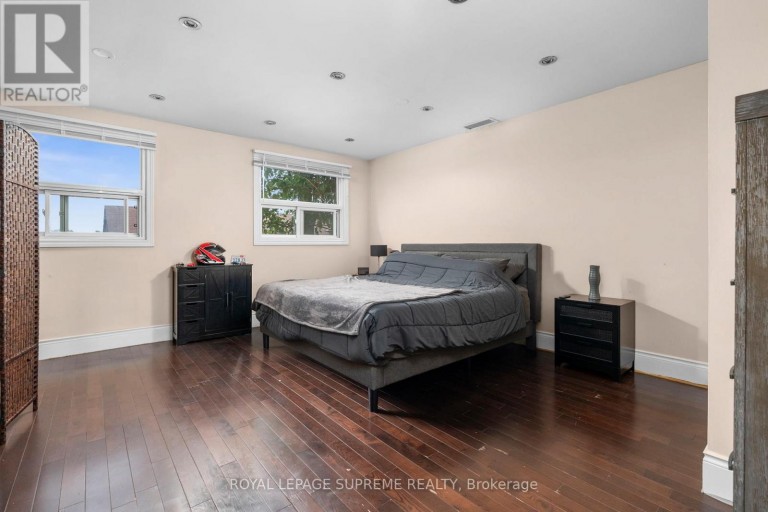 6127 STEELES AVENUE W, Toronto (Humber Summit), Ontario, M9L2V1