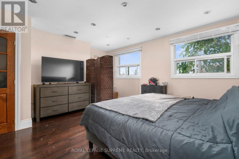 6127 STEELES AVENUE W, Toronto (Humber Summit), Ontario, M9L2V1