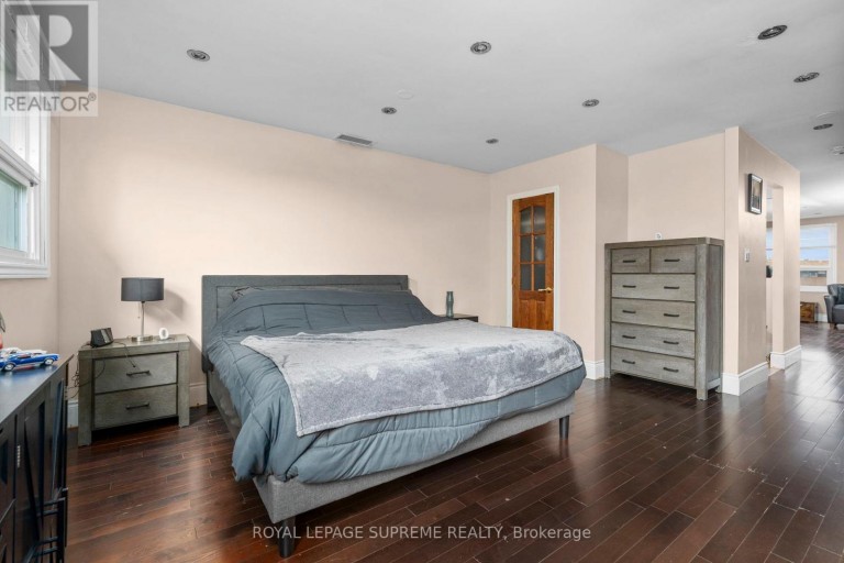 6127 STEELES AVENUE W, Toronto (Humber Summit), Ontario, M9L2V1