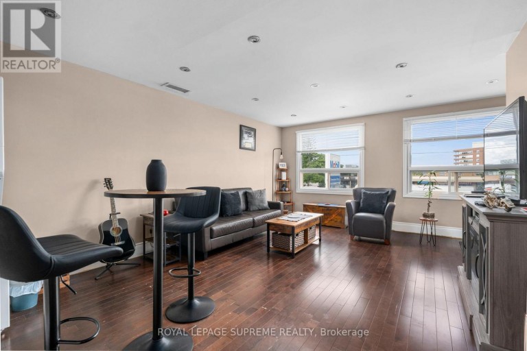 6127 STEELES AVENUE W, Toronto (Humber Summit), Ontario, M9L2V1