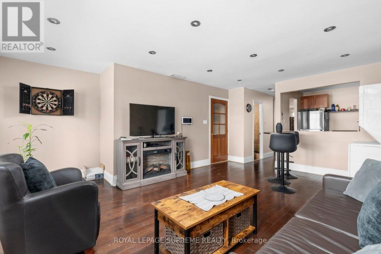 6127 STEELES AVENUE W, Toronto (Humber Summit), Ontario, M9L2V1