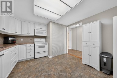 402 - 105 BAGOT STREET Guelph (Junction/Onward Willow) Ontario photo 16