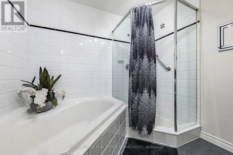 PH7 - 1 BELVEDERE COURT, Brampton (Downtown Brampton), Ontario, L6V4M6