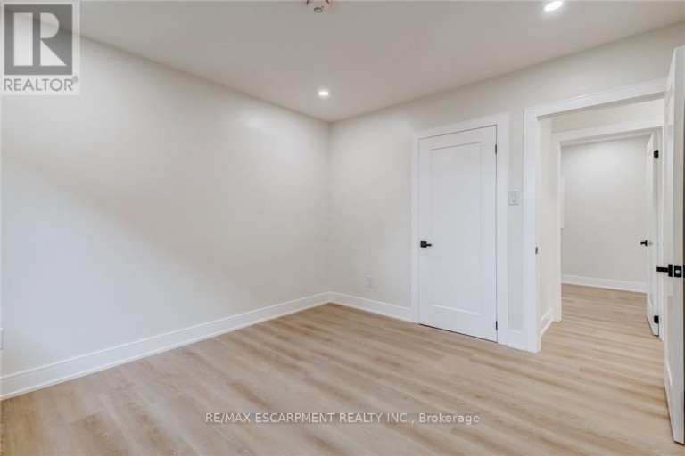 63 HARDALE CRESCENT, Hamilton (Huntington), Ontario, L8T1X9