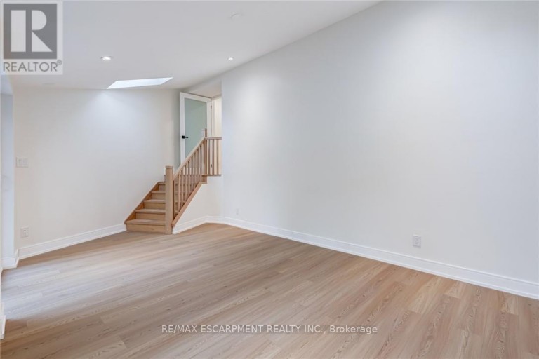 63 HARDALE CRESCENT, Hamilton (Huntington), Ontario, L8T1X9