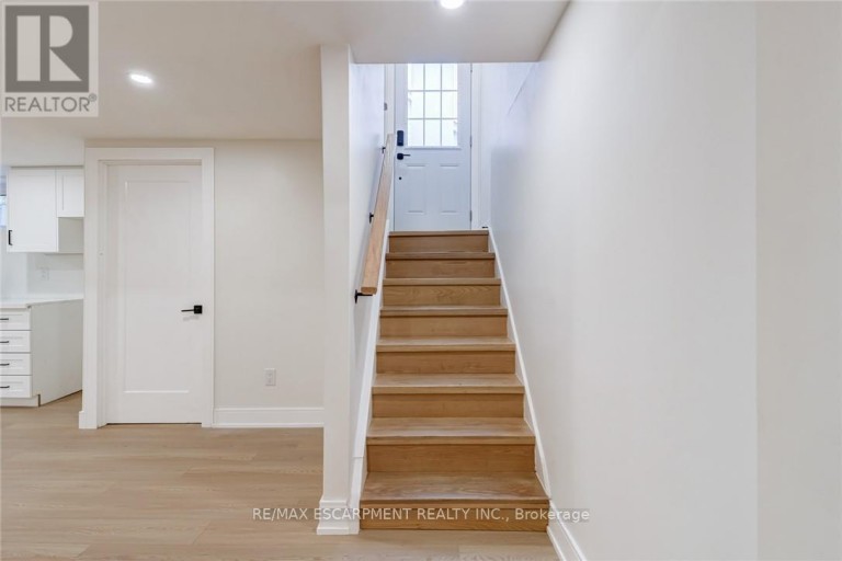 63 HARDALE CRESCENT, Hamilton (Huntington), Ontario, L8T1X9
