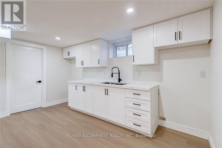 63 HARDALE CRESCENT, Hamilton (Huntington), Ontario, L8T1X9