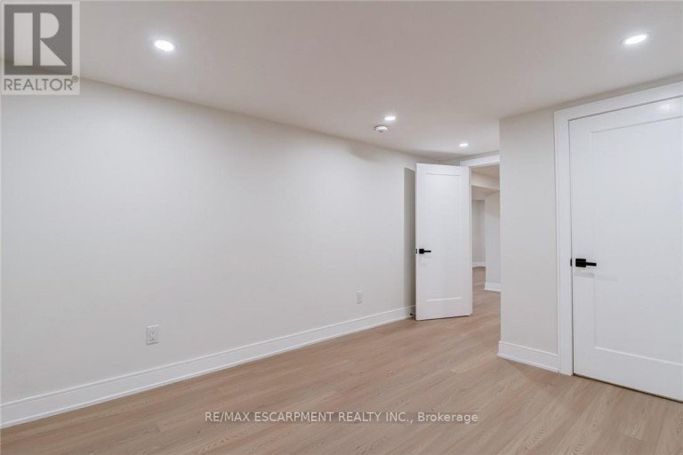 63 HARDALE CRESCENT, Hamilton (Huntington), Ontario, L8T1X9