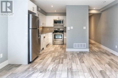 UPPER - 2 HYDE AVENUE Toronto (Keelesdale-Eglinton West) Ontario photo 3