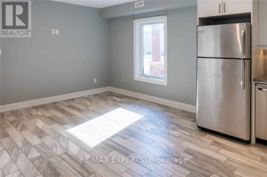 UPPER - 2 HYDE AVENUE Toronto (Keelesdale-Eglinton West) Ontario photo 4