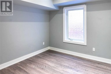 UPPER - 2 HYDE AVENUE Toronto (Keelesdale-Eglinton West) Ontario photo 8