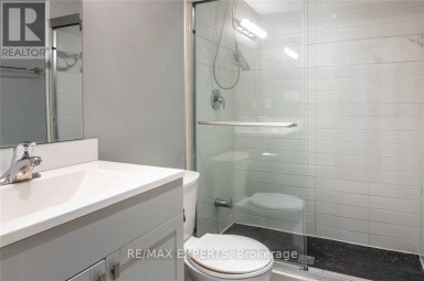 UPPER - 2 HYDE AVENUE Toronto (Keelesdale-Eglinton West) Ontario photo 9
