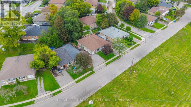 169 PENN AVENUE, Newmarket (Bristol-London), Ontario, L3Y2S3