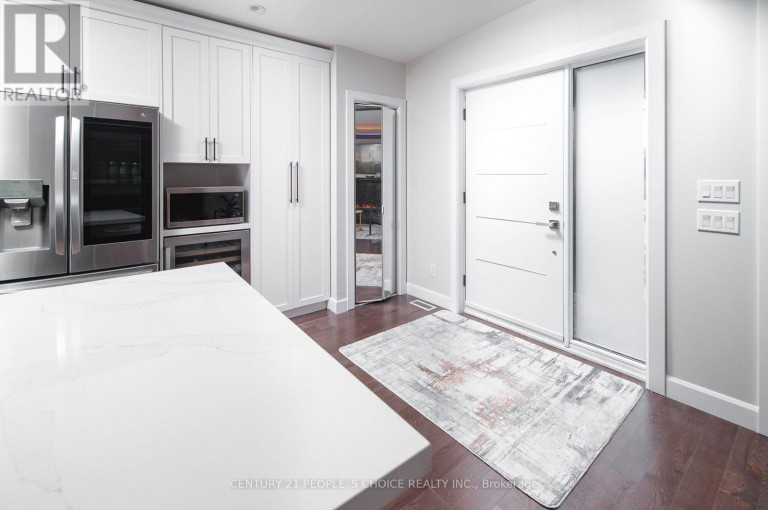 UPPER - 37 BENTWORTH AVENUE, Toronto (Yorkdale-Glen Park), Ontario, M6A1P1