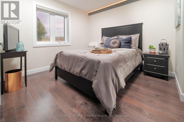 UPPER - 37 BENTWORTH AVENUE, Toronto (Yorkdale-Glen Park), Ontario, M6A1P1