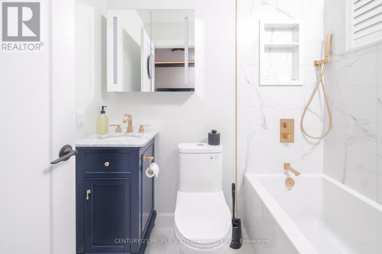 UPPER - 37 BENTWORTH AVENUE, Toronto (Yorkdale-Glen Park), Ontario, M6A1P1