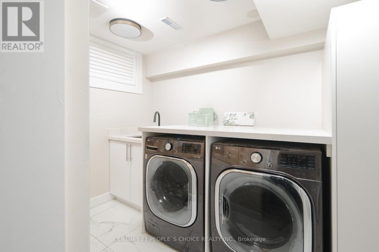 UPPER - 37 BENTWORTH AVENUE, Toronto (Yorkdale-Glen Park), Ontario, M6A1P1