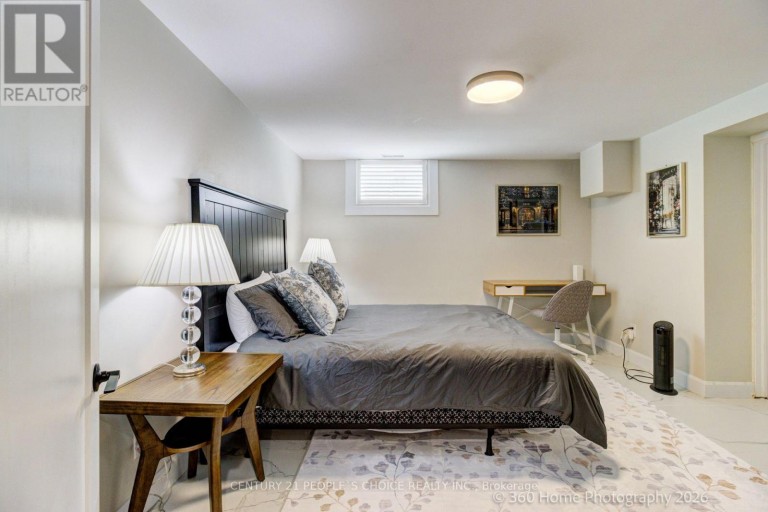 UPPER - 37 BENTWORTH AVENUE, Toronto (Yorkdale-Glen Park), Ontario, M6A1P1