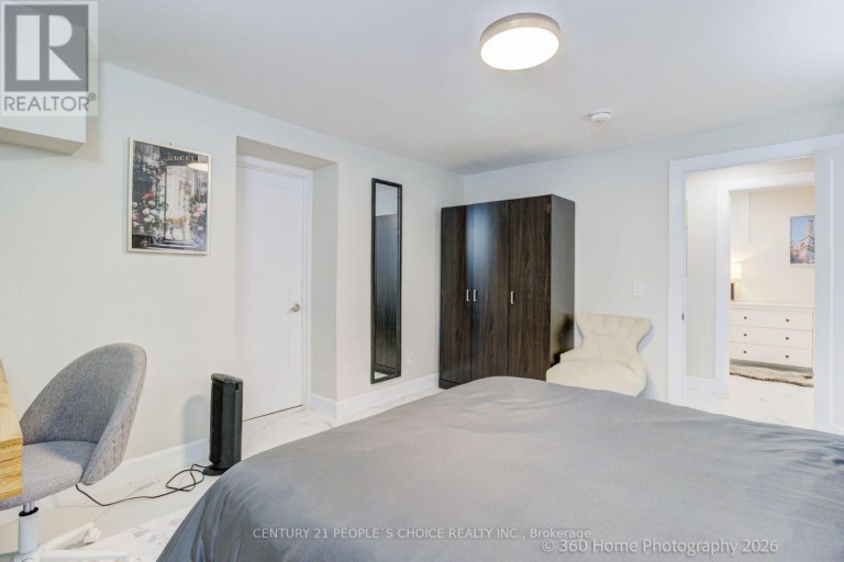 UPPER - 37 BENTWORTH AVENUE, Toronto (Yorkdale-Glen Park), Ontario, M6A1P1