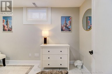 UPPER - 37 BENTWORTH AVENUE Toronto (Yorkdale-Glen Park) Ontario photo 28