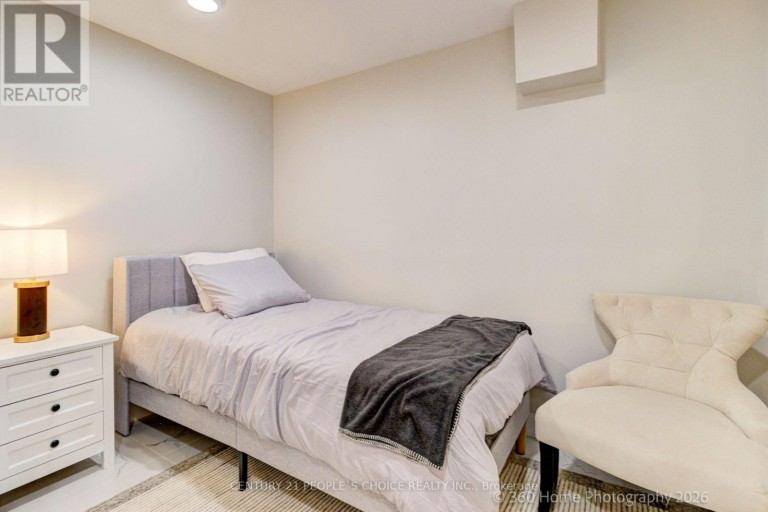 UPPER - 37 BENTWORTH AVENUE, Toronto (Yorkdale-Glen Park), Ontario, M6A1P1