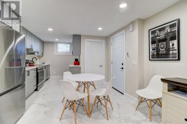 UPPER - 37 BENTWORTH AVENUE Toronto (Yorkdale-Glen Park) Ontario photo 32