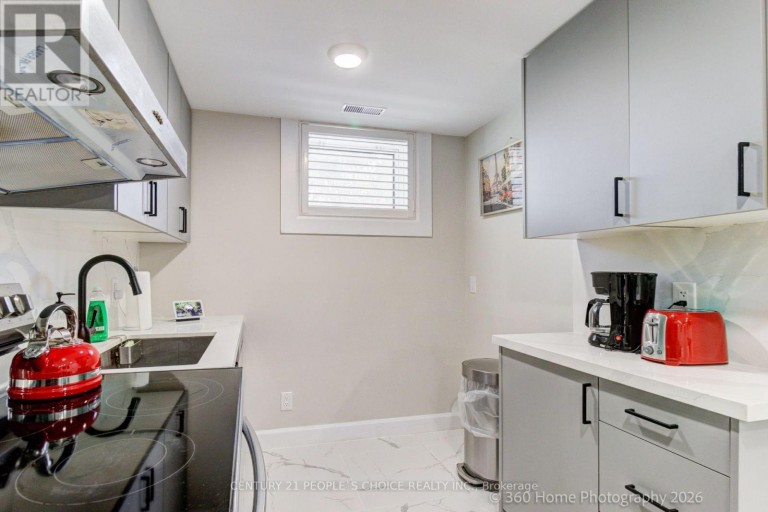 UPPER - 37 BENTWORTH AVENUE, Toronto (Yorkdale-Glen Park), Ontario, M6A1P1