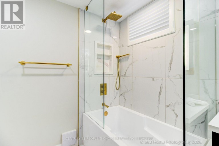 UPPER - 37 BENTWORTH AVENUE, Toronto (Yorkdale-Glen Park), Ontario, M6A1P1