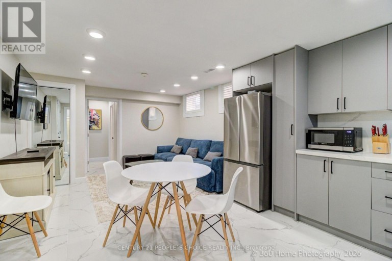 UPPER - 37 BENTWORTH AVENUE, Toronto (Yorkdale-Glen Park), Ontario, M6A1P1