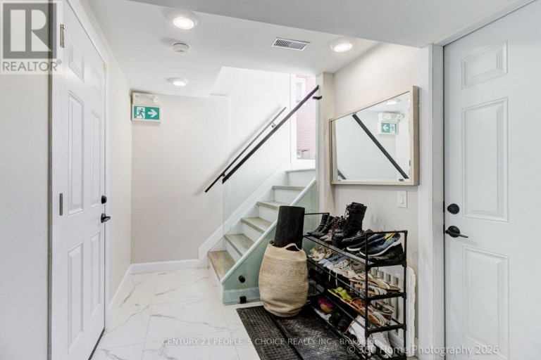 UPPER - 37 BENTWORTH AVENUE, Toronto (Yorkdale-Glen Park), Ontario, M6A1P1