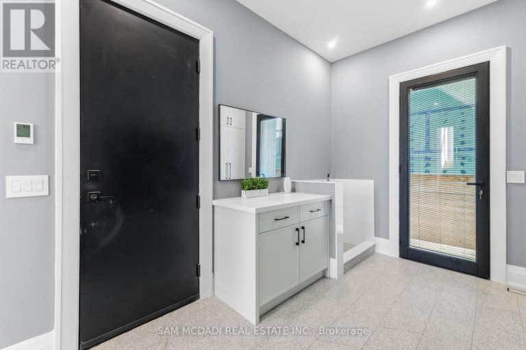 584 FOURTH LINE, Oakville (WO West), Ontario, L6L5A7