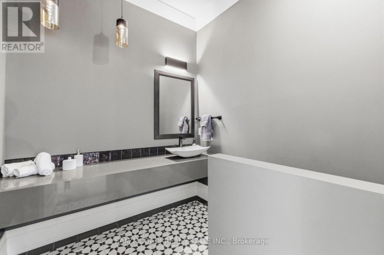 584 FOURTH LINE, Oakville (WO West), Ontario, L6L5A7