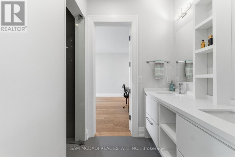 584 FOURTH LINE, Oakville (WO West), Ontario, L6L5A7